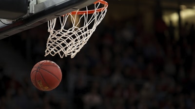 篮球运动员扣篮瞬间的精彩动作特写