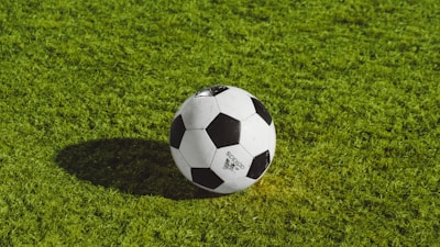 足球运动员在绿茵场上激烈拼抢的比赛场景